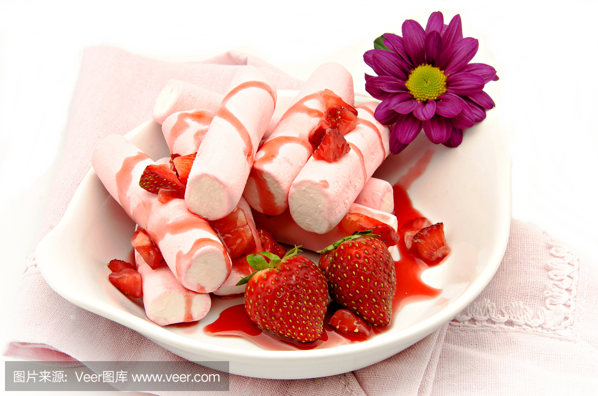 与草莓甜点